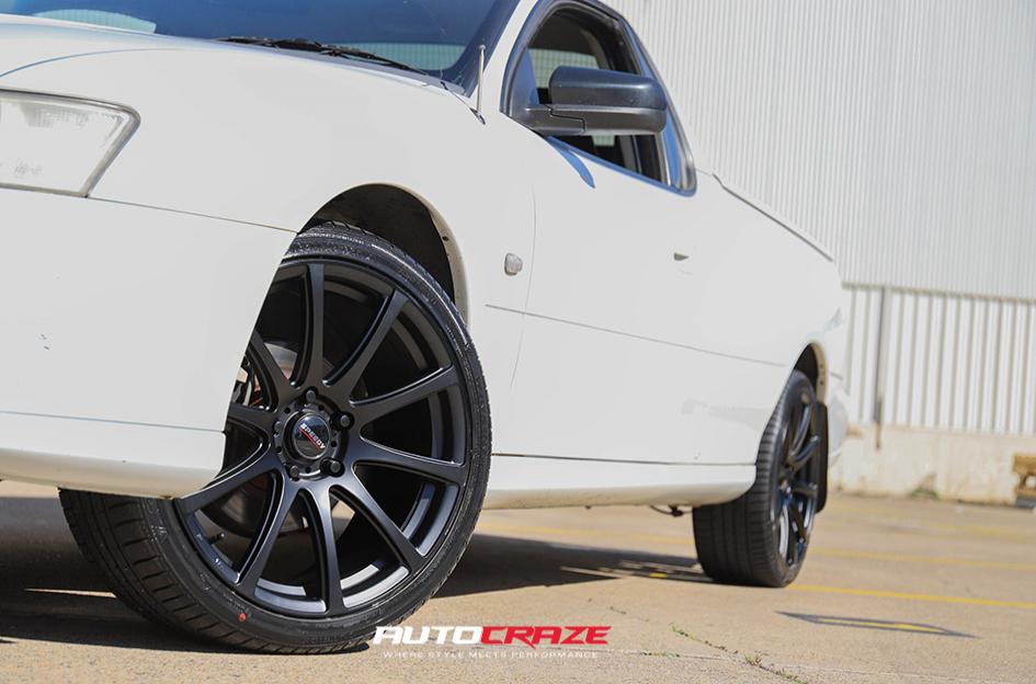 HOLDEN-COMMODORE-CARBINE-SATIN-BLACK